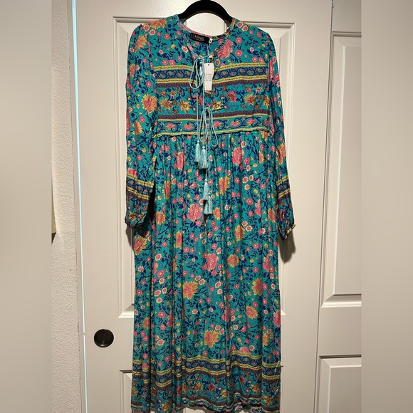 Dresses & Skirts - NWT Gorgeous bohemian maxi dress Size: Medium